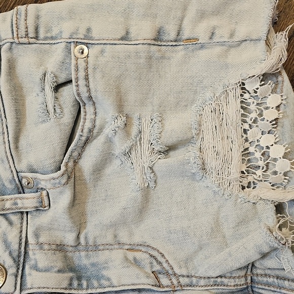 American Eagle Outfitters Light Wash Distressed Jean Shorts - Picture 8 of 12